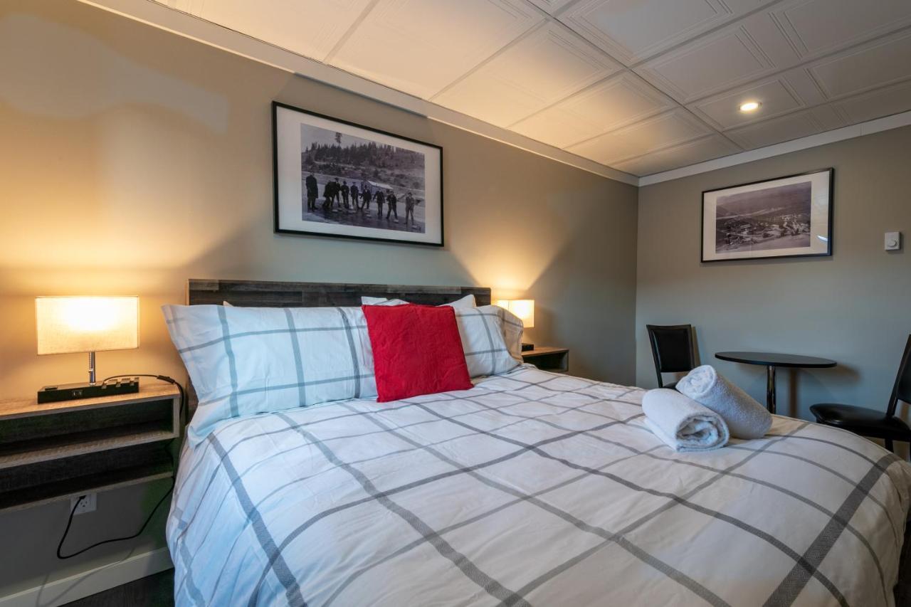 The Cache Hotel And Lodgings Golden Bagian luar foto