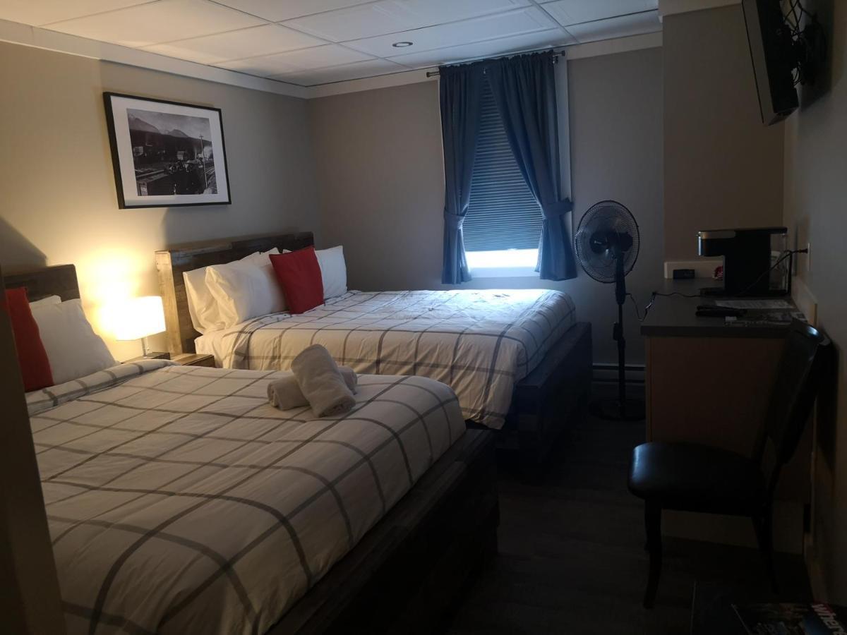 The Cache Hotel And Lodgings Golden Bagian luar foto