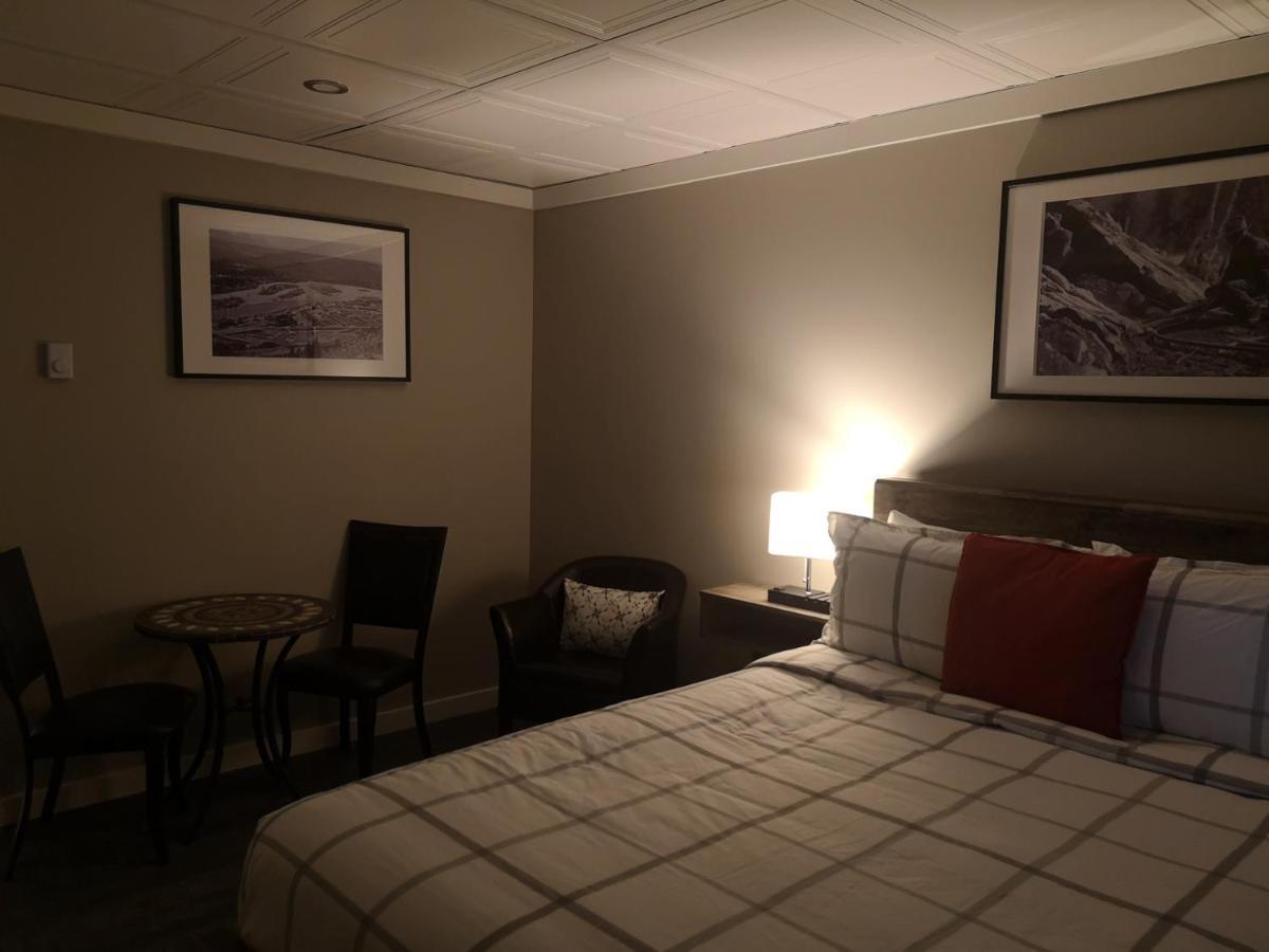 The Cache Hotel And Lodgings Golden Bagian luar foto